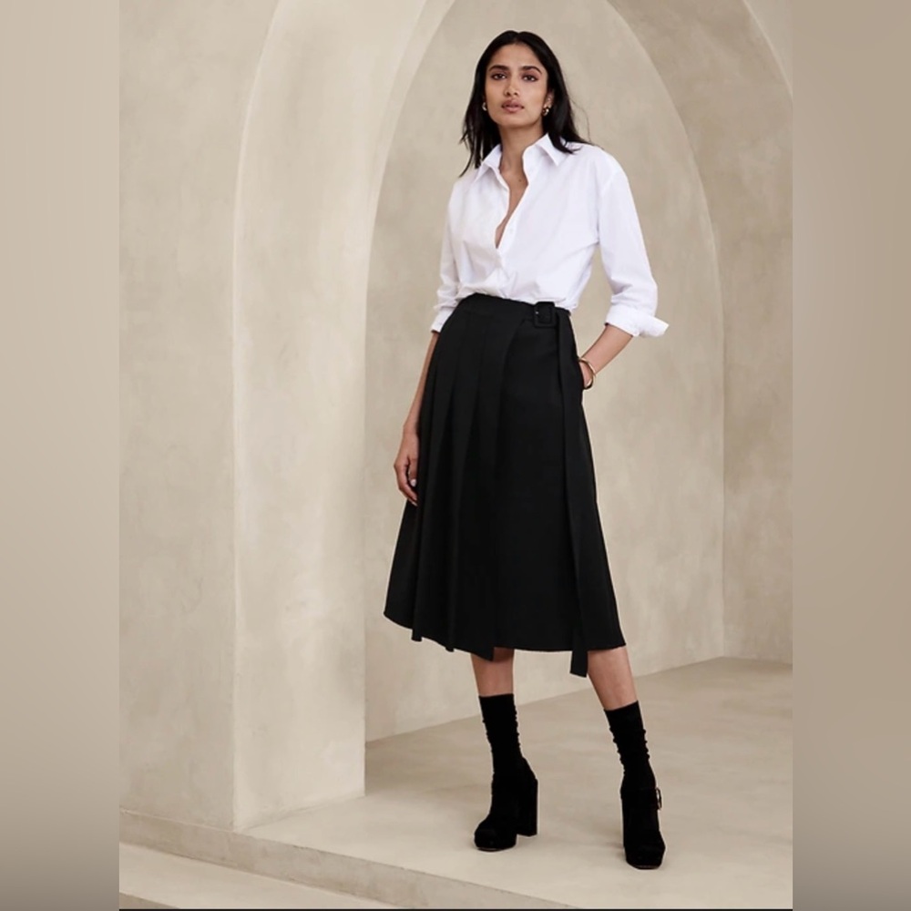 Banana Republic Elegant Black Pleated Skirt with Belt Sz 8